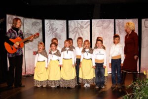 Supetar/Brač, 27. studenoga 2009. djeca iz mjesnog KUD-a prigodno su predstavili narodnim nošnjama i pjesmama dio kulturnog naslijeđa stanovništva na otoku Braču